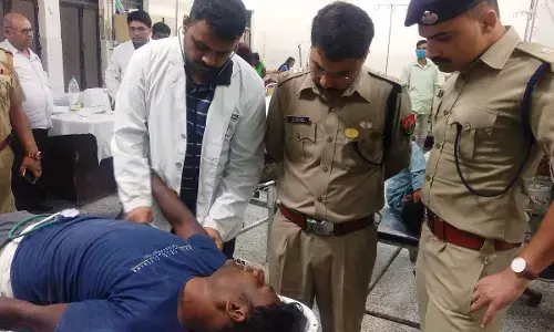 पुलिस और बदमाशों की मुठभेड़ में चार बदमाश और तीन पुलिसकर्मी हुए घायल पुलिस और बदमाशों की मुठभेड़ में चार बदमाश और तीन पुलिसकर्मी हुए घायल