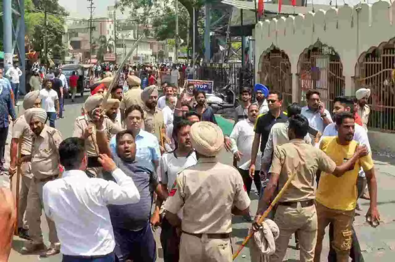 पटियाला में हिंसक झड़प के बाद एक्शन में भगवंत मान सरकार, 3 पुलिस अधिकारियों का तबादला, इंटरनेट भी बंद पटियाला में हिंसक झड़प के बाद एक्शन में भगवंत मान सरकार, 3 पुलिस अधिकारियों का तबादला, इंटरनेट भी बंद