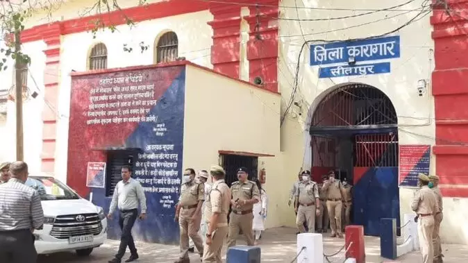 सीतापुर जेल में आजम खां की बैरक की डीएम, एसपी के साथ जेल प्रशासन ने ली तलाशी सीतापुर जेल में आजम खां की बैरक की डीएम, एसपी के साथ जेल प्रशासन ने ली तलाशी