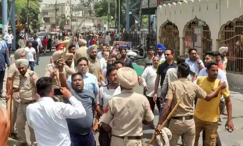 पटियाला में हिंसक झड़प के बाद एक्शन में  भगवंत मान सरकार, 3 पुलिस अधिकारियों का तबादला, इंटरनेट भी बंद पटियाला में हिंसक झड़प के बाद एक्शन में  भगवंत मान सरकार, 3 पुलिस अधिकारियों का तबादला, इंटरनेट भी बंद