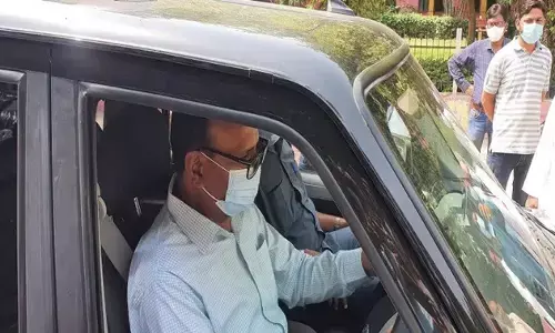 खुद ही गाड़ी चलाकर वाराणसी जिला अस्पताल पहुंचे डिप्टी सीएम, फिर तो ऐसे मचा हड़कंप की... खुद ही गाड़ी चलाकर वाराणसी जिला अस्पताल पहुंचे डिप्टी सीएम, फिर तो ऐसे मचा हड़कंप की...