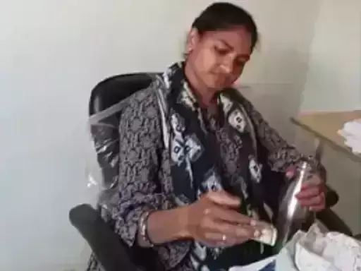 महिला पटवारी को रिटायर्ड आर्मी जवान से घूस मांगना पड़ा भारी, वीडियो वायरल होने पर सस्पेंड महिला पटवारी को रिटायर्ड आर्मी जवान से घूस मांगना पड़ा भारी, वीडियो वायरल होने पर सस्पेंड