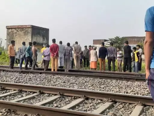गोंडा में मां-बेटी और बेटे की ट्रेन से कट कर मौत, घटना के बाद वहां मौजूद लोगों की भीड़