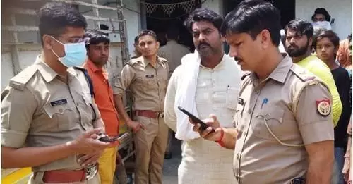 यूपी के मेरठ में दिनदहाड़े एक लड़की की हत्या से सनसनी फैल गई. यूपी के मेरठ में दिनदहाड़े एक लड़की की हत्या से सनसनी फैल गई.