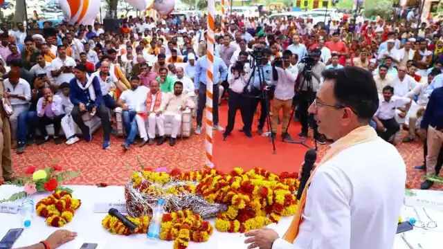 बालू खनन की बात सुनते ही मंत्री जितिन प्रसाद का पारा चढ़ा, तो अफसरों को दे दिए ये निर्देश बालू खनन की बात सुनते ही मंत्री जितिन प्रसाद का पारा चढ़ा, तो अफसरों को दे दिए ये निर्देश