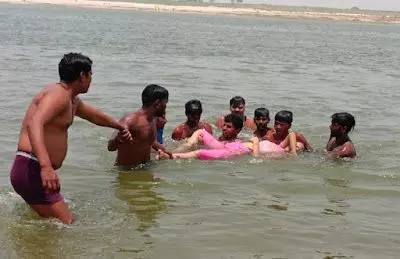 गंगा नदी मे डूबने से भाई-बहन की मौत, चार लोगों को बचाया गया गंगा नदी मे डूबने से भाई-बहन की मौत, चार लोगों को बचाया गया
