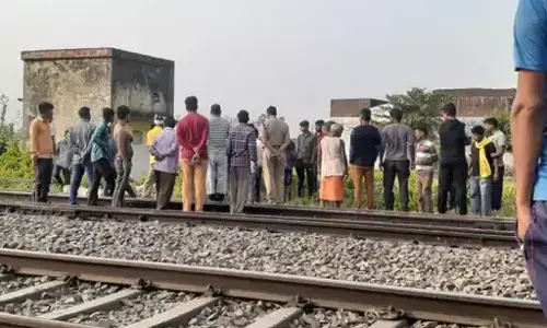 गोंडा में मां-बेटी और बेटे की ट्रेन से कट कर मौत, घटना के बाद वहां मौजूद लोगों की भीड़ गोंडा में मां-बेटी और बेटे की ट्रेन से कट कर मौत, घटना के बाद वहां मौजूद लोगों की भीड़
