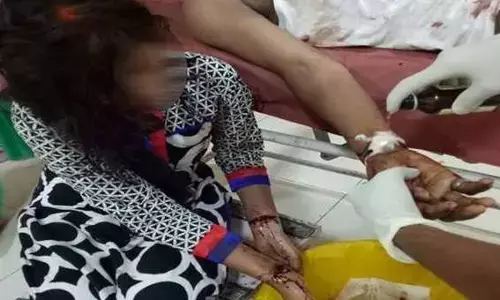 प्रेमी जोड़े ने पहले खाया जहर, फिर काटी हाथ की नस, जाने ये सब क्यों किया कपल ने? प्रेमी जोड़े ने पहले खाया जहर, फिर काटी हाथ की नस, जाने ये सब क्यों किया कपल ने?