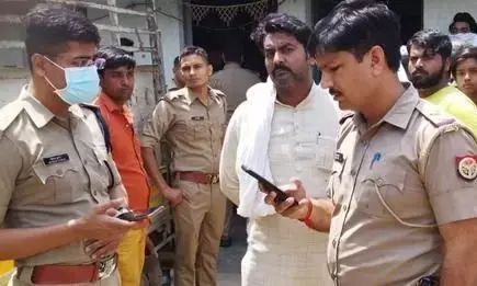 यूपी के मेरठ में दिनदहाड़े एक लड़की की हत्या से सनसनी फैल गई. यूपी के मेरठ में दिनदहाड़े एक लड़की की हत्या से सनसनी फैल गई.