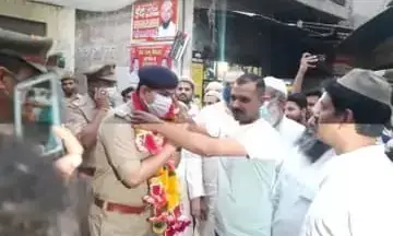 शामली जिले में बेहतर कानून व्यवस्था बनाए रखने को लेकर एसएसपी का फूल बरसाकर किया स्वागत शामली जिले में बेहतर कानून व्यवस्था बनाए रखने को लेकर एसएसपी का फूल बरसाकर किया स्वागत