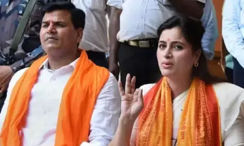 Amravati से निर्दलीय सांसद Navneet Rana और उनके विधायक पति Ravi Rana को कोर्ट से मिली जमानत Amravati से निर्दलीय सांसद Navneet Rana और उनके विधायक पति Ravi Rana को कोर्ट से मिली जमानत