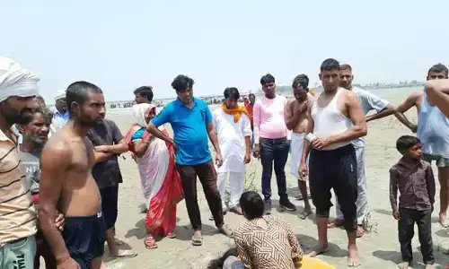 मुंडन संस्कार की खुशी मातम में बदली, तीन युवतियों समेत 5 लोग गंगा में डूबे, एक का शव मिला मुंडन संस्कार की खुशी मातम में बदली, तीन युवतियों समेत 5 लोग गंगा में डूबे, एक का शव मिला