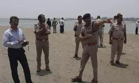 गंगा नदी में डूबे 5 लोग, मां-बेटे का शव बरामद, अन्य की तालाश जारी गंगा नदी में डूबे 5 लोग, मां-बेटे का शव बरामद, अन्य की तालाश जारी