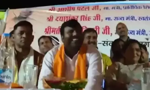 जानें क्या हुआ जब मंत्री ने मंच से पूछा-आप अपने सांसद को पहचानते हैं? जानें क्या हुआ जब मंत्री ने मंच से पूछा-आप अपने सांसद को पहचानते हैं?