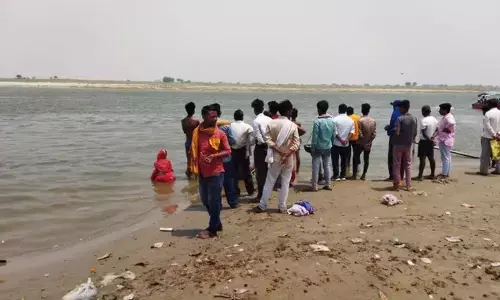 विंध्याचल: हादसों से सबक नहीं ले रहा जिला प्रशासन, गंगा में नहाते समय युवक डूबा, घाट पर मौजूद परिजनों में मचा कोहराम विंध्याचल: हादसों से सबक नहीं ले रहा जिला प्रशासन, गंगा में नहाते समय युवक डूबा, घाट पर मौजूद परिजनों में मचा कोहराम