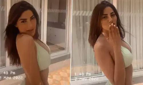 Nikki Tamboli Sexy Video: Nikki Tamboli ने सेक्सी बिकिनी पहनकर दिखाई बोल्डनेस, Sexy Video देखकर छुट जाएंगे पसीने Nikki Tamboli Sexy Video: Nikki Tamboli ने सेक्सी बिकिनी पहनकर दिखाई बोल्डनेस, Sexy Video देखकर छुट जाएंगे पसीने