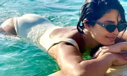 Priyanka Chopra Sexy Video: Priyanka Chopra ने स्विमिंग पूल में दिखाया हॉट अवतार, Photos में दिखा सेक्सी अवतार Priyanka Chopra Sexy Video: Priyanka Chopra ने स्विमिंग पूल में दिखाया हॉट अवतार, Photos में दिखा सेक्सी अवतार