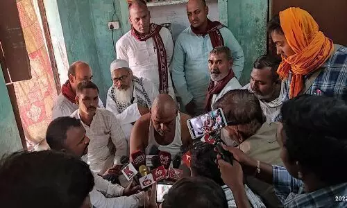 चंदौली कांड के बाद बेटी को न्याय दिलाने अनशन पर बैठे पिता की तबियत बिगड़ी चंदौली कांड के बाद बेटी को न्याय दिलाने अनशन पर बैठे पिता की तबियत बिगड़ी