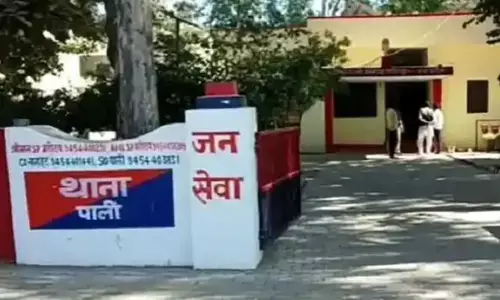 यूपी : गैंगरेप की शिकायत करने पहुंची किशोरी से थानाध्यक्ष ने की शर्मसार करने वाली हरकत, केस दर्ज