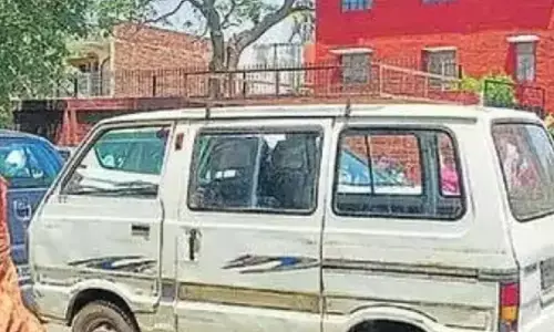 рдЧрд╛рдЬрд┐рдпрд╛рдмрд╛рдж рдореЗрдВ рдмрдЪреНрдЪреЛрдВ рдХреЛ рд╕реНрдХреВрд▓ рдкрд╣реБрдВрдЪрд╛рдиреЗ рдХреЗ рд▓рд┐рдП рд╣реЛ рд░рд╣рд╛ 20 рд╕рд╛рд▓ рдкреБрд░рд╛рдиреА рд╡реИрди рдХрд╛ рдЗрд╕реНрддреЗрдорд╛рд▓ рдЧрд╛рдЬрд┐рдпрд╛рдмрд╛рдж рдореЗрдВ рдмрдЪреНрдЪреЛрдВ рдХреЛ рд╕реНрдХреВрд▓ рдкрд╣реБрдВрдЪрд╛рдиреЗ рдХреЗ рд▓рд┐рдП рд╣реЛ рд░рд╣рд╛ 20 рд╕рд╛рд▓ рдкреБрд░рд╛рдиреА рд╡реИрди рдХрд╛ рдЗрд╕реНрддреЗрдорд╛рд▓