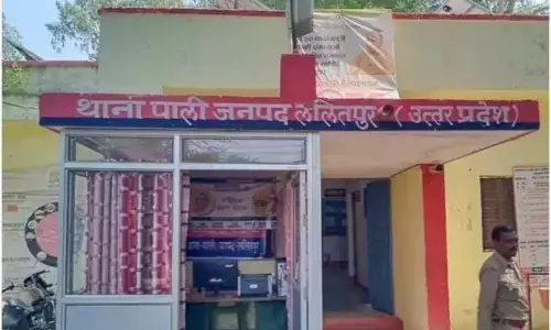 Lalitpur rape case: थाना प्रभारी सस्पेंड और 29 पुलिसकर्मी लाइन हाजिर, मच गया पुलिस विभाग में हड़कंप Lalitpur rape case: थाना प्रभारी सस्पेंड और 29 पुलिसकर्मी लाइन हाजिर, मच गया पुलिस विभाग में हड़कंप