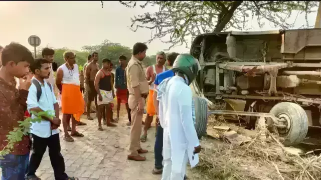 ड्राइवर को झपकी आने पर बारातियों से भरी बस पलटी, 10 लोग घायल ड्राइवर को झपकी आने पर बारातियों से भरी बस पलटी, 10 लोग घायल