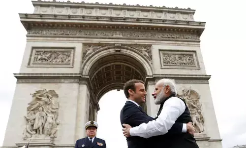 तीन देशों की यात्रा के अंतिम चरण में पेरिस में मोदी, रात्रि भोज पर राष्ट्रपति मैक्रों से मिलेंगे तीन देशों की यात्रा के अंतिम चरण में पेरिस में मोदी, रात्रि भोज पर राष्ट्रपति मैक्रों से मिलेंगे