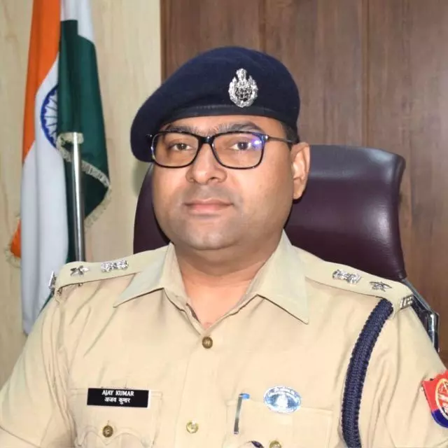 प्रयागराज एसएसपी का चला चाबुक, थाना प्रभारी खीरी बैकुण्ठ नाथ पाण्डेय किए निलंबित प्रयागराज एसएसपी का चला चाबुक, थाना प्रभारी खीरी बैकुण्ठ नाथ पाण्डेय किए निलंबित