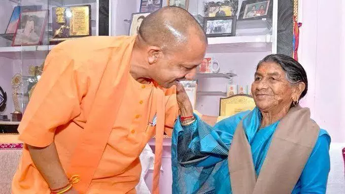मुनव्वर राना ने शेयर की सीएम योगी की मां के साथ फोटो, बेहद भावुक कर देने वाला लिखे संदेश