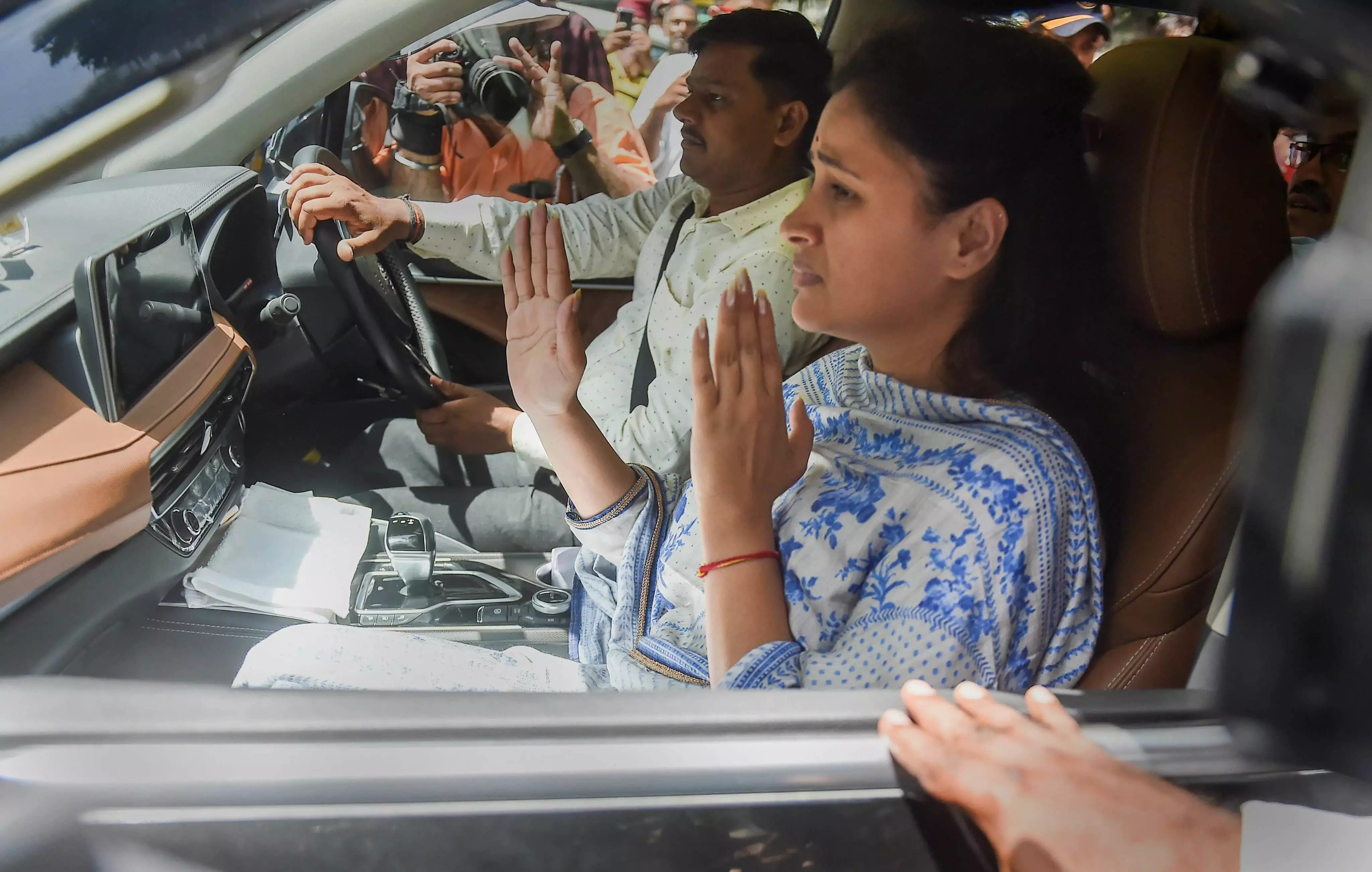 भायखला जेल से रिहा हुईं नवनीत राणा और रवि राणा, खराब तबीयत के चलते मुंबई के लीलावती अस्पताल में भर्ती भायखला जेल से रिहा हुईं नवनीत राणा और रवि राणा, खराब तबीयत के चलते मुंबई के लीलावती अस्पताल में भर्ती