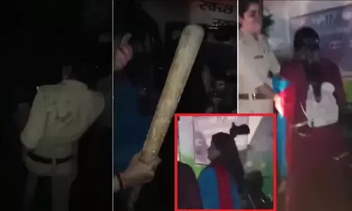 मारपीट के दौरान महिला ने सैंडल निकालकर पुलिसकर्मी के मुंह पर मारी मारपीट के दौरान महिला ने सैंडल निकालकर पुलिसकर्मी के मुंह पर मारी