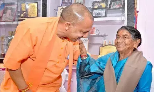 मुनव्वर राना ने शेयर की सीएम योगी की मां के साथ फोटो, बेहद भावुक कर देने वाला लिखे संदेश मुनव्वर राना ने शेयर की सीएम योगी की मां के साथ फोटो, बेहद भावुक कर देने वाला लिखे संदेश