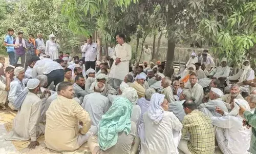 नलकूप पर मीटर के विरोध में किसानों का धरना प्रदर्शन, बड़े आंदोलन की दी चेतावनी नलकूप पर मीटर के विरोध में किसानों का धरना प्रदर्शन, बड़े आंदोलन की दी चेतावनी