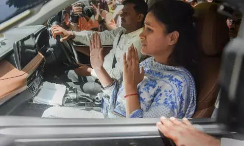भायखला जेल से रिहा हुईं नवनीत राणा और रवि राणा, खराब तबीयत के चलते मुंबई के लीलावती अस्पताल में भर्ती भायखला जेल से रिहा हुईं नवनीत राणा और रवि राणा, खराब तबीयत के चलते मुंबई के लीलावती अस्पताल में भर्ती