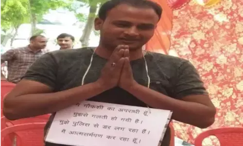 गले में तख्ती डालकर थाने पहुंचा गोकशी का आरोपी, जानें आत्मसमर्पण करने का क्या है राज गले में तख्ती डालकर थाने पहुंचा गोकशी का आरोपी, जानें आत्मसमर्पण करने का क्या है राज