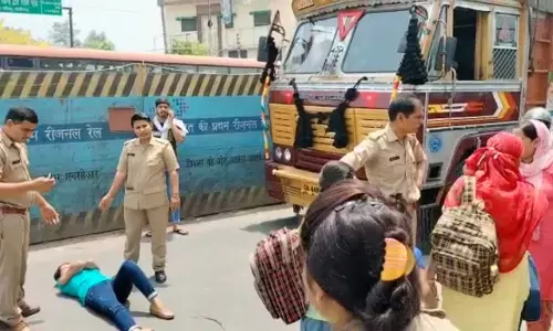 गाजियाबाद : अकेली लड़की ने रोक दिया नेशनल हाईवे, खूब हुआ हंगामा, जानें- पूरा मामला