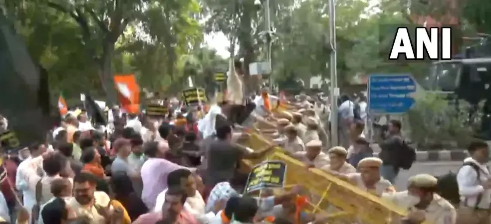 Tajinder Bagga : तजिंदर बग्गा की गिरफ्तारी पर बवाल, आप के दफ्तर के बाहर BJP का जोरदार प्रदर्शन Tajinder Bagga : तजिंदर बग्गा की गिरफ्तारी पर बवाल, आप के दफ्तर के बाहर BJP का जोरदार प्रदर्शन