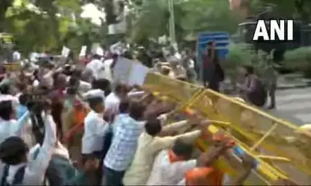 तजिंदर पाल सिंह बग्गा की गिरफ्तारी पर BJP भड़की, AAP कार्यालय के बाहर प्रदर्शन तजिंदर पाल सिंह बग्गा की गिरफ्तारी पर BJP भड़की, AAP कार्यालय के बाहर प्रदर्शन
