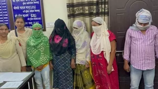 सेक्स रैकेट का भंडाफोड़: एनजीओ के नाम पर चलता था धंधा, 5 महिला और एक पुरुष गिरफ्तार सेक्स रैकेट का भंडाफोड़: एनजीओ के नाम पर चलता था धंधा, 5 महिला और एक पुरुष गिरफ्तार
