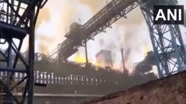 झारखंड के टाटा स्टील प्लांट में तेज धमाके के बाद लगी आग, कई के घायल होने की खबरें
