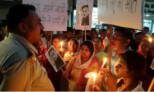 हत्यारों की गिरफ्तारी की मांग को लेकर मृतक के परिजनों ने निकाला कैंडल मार्च