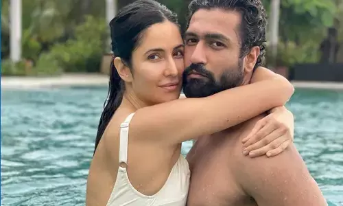Katrina Kaif : कैटरीना कैफ ने पति विक्की को गले लगाए शेयर की पूल फोटो, सोशल मीडिया पर हुई वायरल Katrina Kaif : कैटरीना कैफ ने पति विक्की को गले लगाए शेयर की पूल फोटो, सोशल मीडिया पर हुई वायरल
