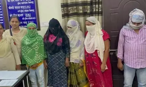 सेक्स रैकेट का भंडाफोड़: एनजीओ के नाम पर चलता था धंधा, 5 महिला और एक पुरुष गिरफ्तार सेक्स रैकेट का भंडाफोड़: एनजीओ के नाम पर चलता था धंधा, 5 महिला और एक पुरुष गिरफ्तार