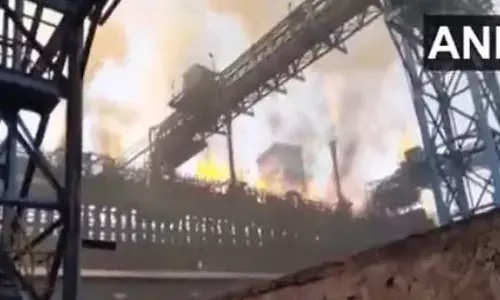 झारखंड के टाटा स्टील प्लांट में तेज धमाके के बाद लगी आग, कई के घायल होने की खबरें झारखंड के टाटा स्टील प्लांट में तेज धमाके के बाद लगी आग, कई के घायल होने की खबरें