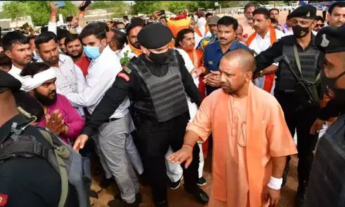 हेलीपैड पर भीड़ देखकर नाराज हुए सीएम योगी, नेताओं से कह दी बड़ी बात हेलीपैड पर भीड़ देखकर नाराज हुए सीएम योगी, नेताओं से कह दी बड़ी बात