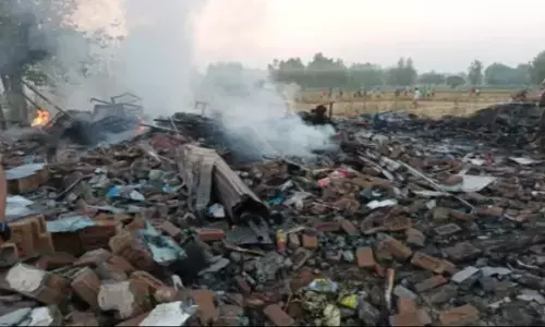 पटाखा फैक्ट्री में विस्फोट, मालिक समेत 3 लोगों की मौत पटाखा फैक्ट्री में विस्फोट, मालिक समेत 3 लोगों की मौत