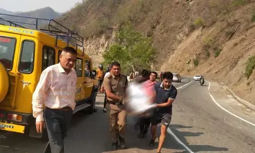 कार खाई में गिरने से एक ही परिवार के पांच लोगाें की मौत कार खाई में गिरने से एक ही परिवार के पांच लोगाें की मौत