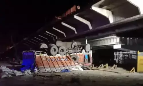 हरिद्वार में हुआ भीषण हादसा, मैक्स से टकराकर पुल से नीचे गिरा ट्रक