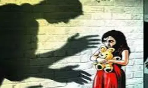 मासूम बेटी को पोर्न फिल्म दिखाकर अश्लील हरकतें करता था आसिफ! मासूम बेटी को पोर्न फिल्म दिखाकर अश्लील हरकतें करता था आसिफ!
