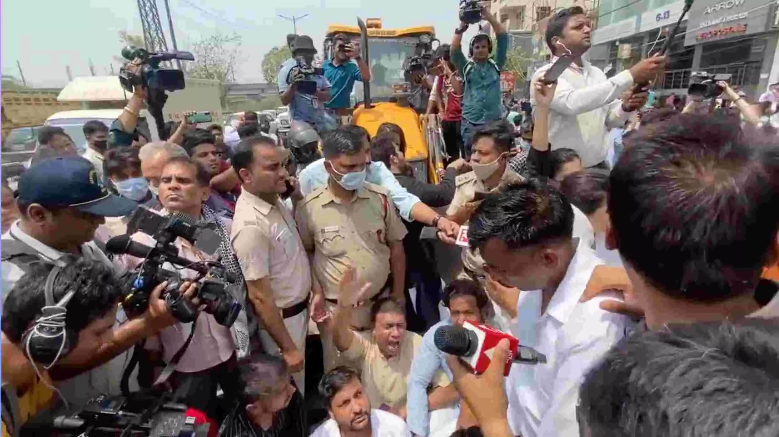 Delhi : शाहीन बाग पहुंचा एमसीडी का बुलडोजर, बुलडोजर के आगे बैठे लोग, मौके पर भारी सुरक्षाबल तैनात Delhi : शाहीन बाग पहुंचा एमसीडी का बुलडोजर, बुलडोजर के आगे बैठे लोग, मौके पर भारी सुरक्षाबल तैनात